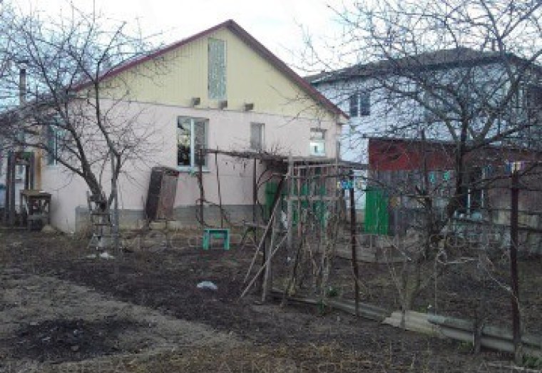Продаются 2 дома на одном участке.