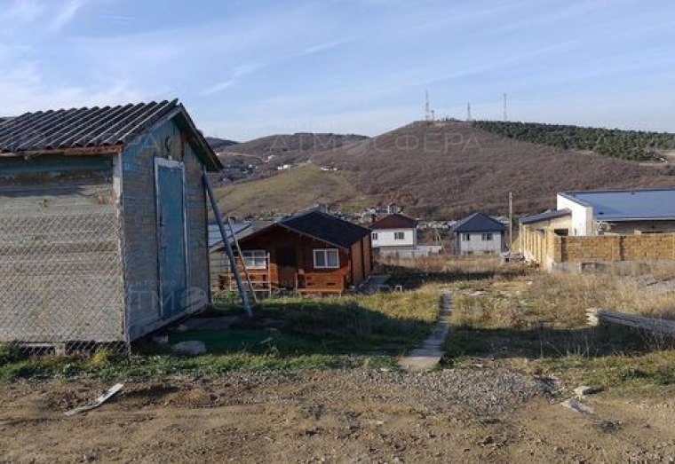 Продаётся земельный участок с домом в с. Варваровка.